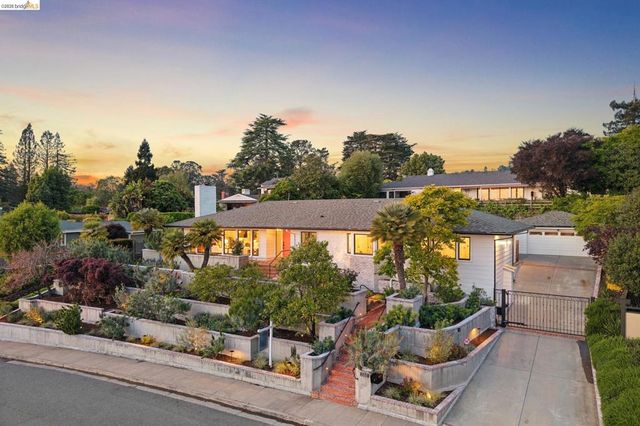 246 Pershing Dr, Oakland, CA 94611