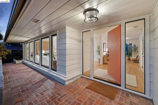 246 Pershing Dr, Oakland, CA 94611