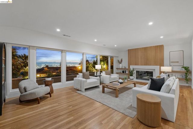 246 Pershing Dr, Oakland, CA 94611