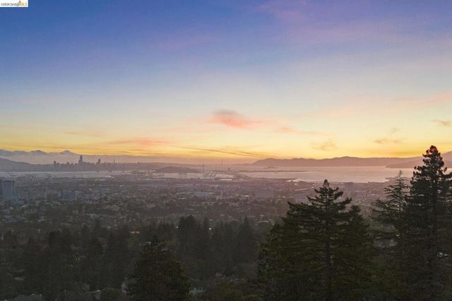 246 Pershing Dr, Oakland, CA 94611