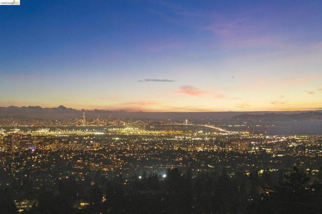 246 Pershing Dr, Oakland, CA 94611