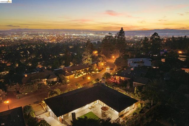 246 Pershing Dr, Oakland, CA 94611