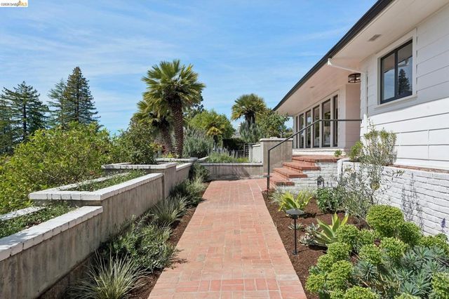 246 Pershing Dr, Oakland, CA 94611