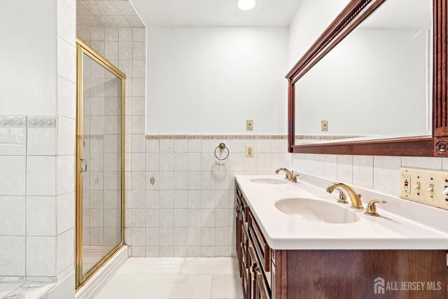 1 Pine Ridge Drive, Edison, NJ 08820