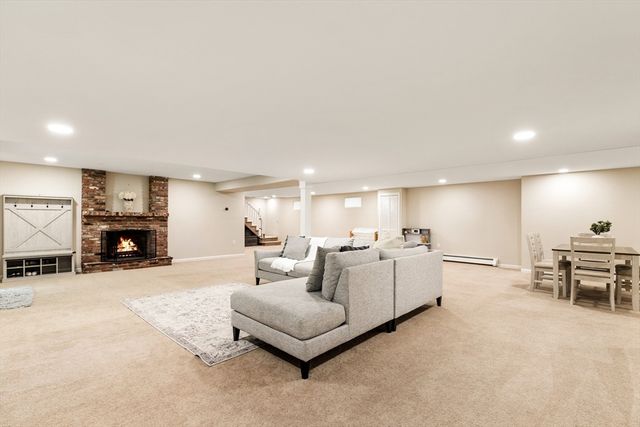 38 Wildewood Dr, Lynnfield, MA 01940
