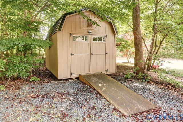 9689 Shannon Hill Rd, Louisa, VA 23093