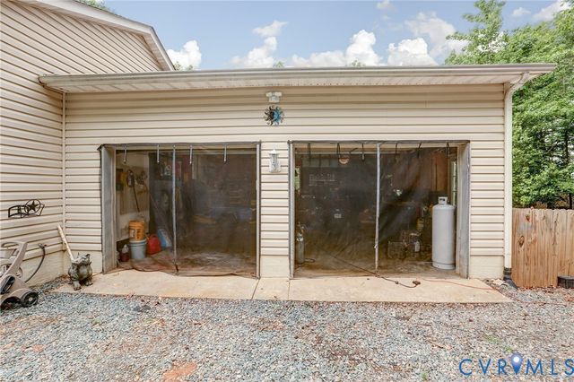 9689 Shannon Hill Rd, Louisa, VA 23093