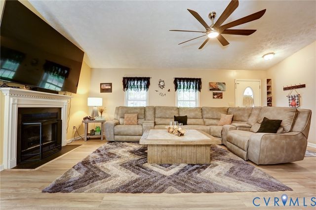 9689 Shannon Hill Rd, Louisa, VA 23093