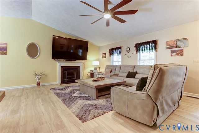9689 Shannon Hill Rd, Louisa, VA 23093