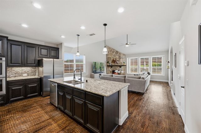 1215 The Trails Drive, Blue Ridge, TX 75424