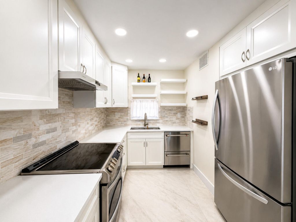 9411 N Hollybrook Lake Drive 310, Pembroke Pines, FL 33025