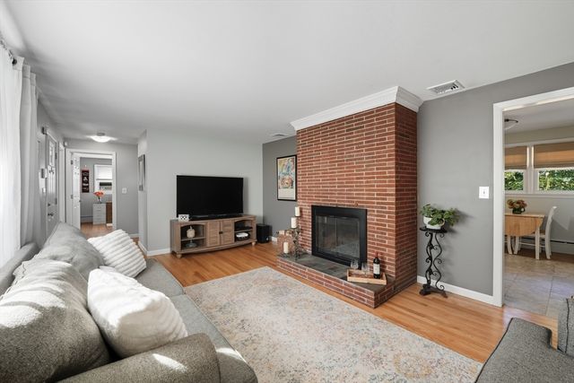69 Fedak Dr, Chicopee, MA 01013