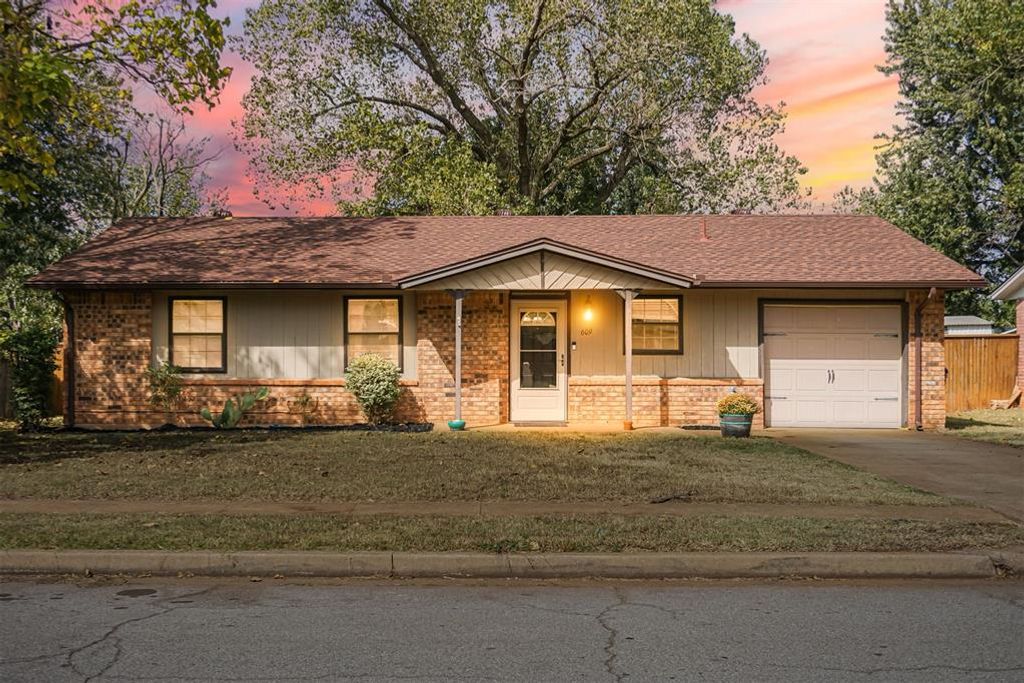609 Meadowlake Drive, Noble, OK 73068