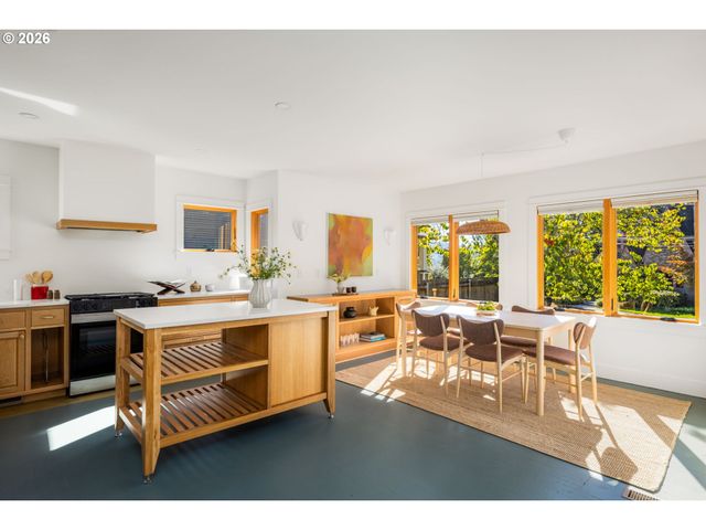 3860 N MELROSE Dr, Portland, OR 97227