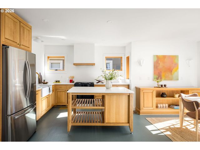 3860 N MELROSE Dr, Portland, OR 97227