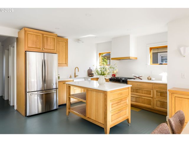 3860 N MELROSE Dr, Portland, OR 97227