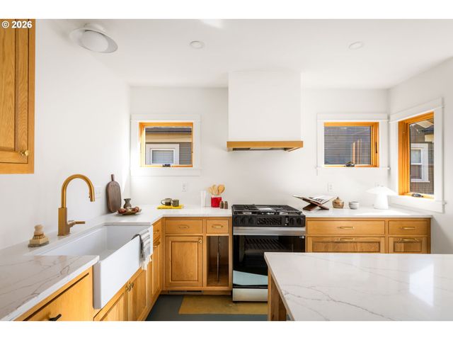 3860 N MELROSE Dr, Portland, OR 97227