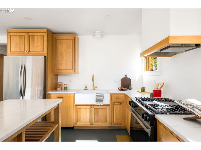 3860 N MELROSE Dr, Portland, OR 97227