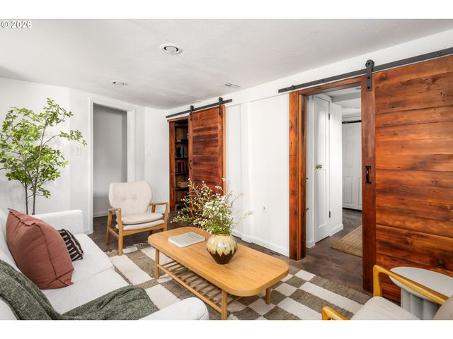 3860 N MELROSE Dr, Portland, OR 97227