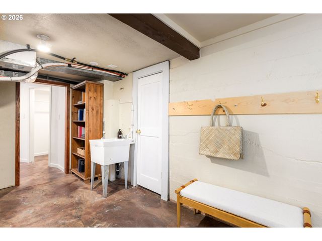 3860 N MELROSE Dr, Portland, OR 97227