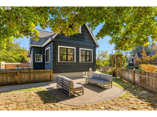3860 N MELROSE Dr, Portland, OR 97227