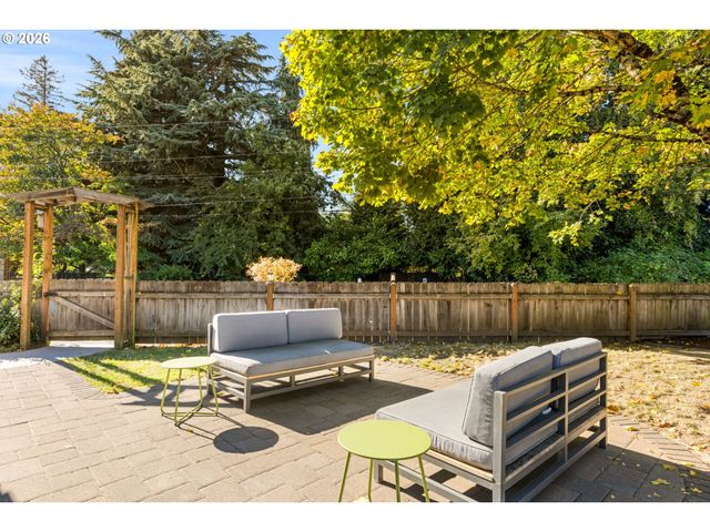 3860 N MELROSE Dr, Portland, OR 97227
