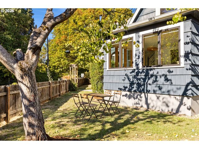3860 N MELROSE Dr, Portland, OR 97227