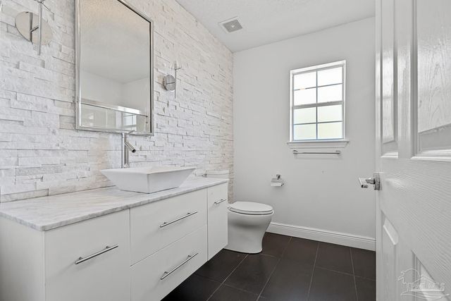 3377 Crestview Ln, Gulf Breeze, FL 32563