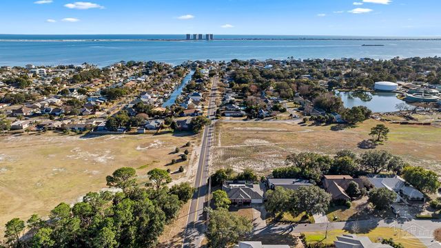 3377 Crestview Ln, Gulf Breeze, FL 32563