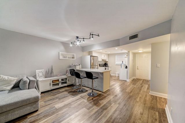 8370 Sands Point Boulevard Boulevard H208, Tamarac, FL 33321