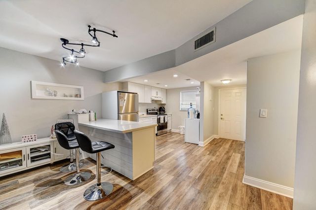 8370 Sands Point Boulevard Boulevard H208, Tamarac, FL 33321