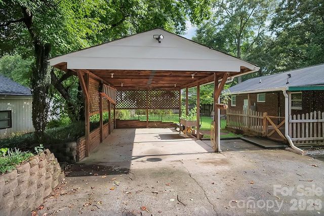 602 Holly Circle, Mount Holly, NC 28120