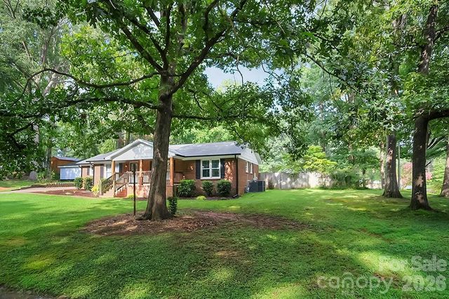 602 Holly Circle, Mount Holly, NC 28120
