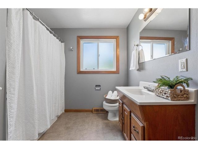 870 10th St, Berthoud, CO 80513