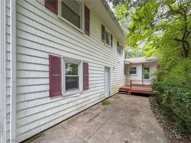 28 Hill Top Drive, Warwick, RI 02818