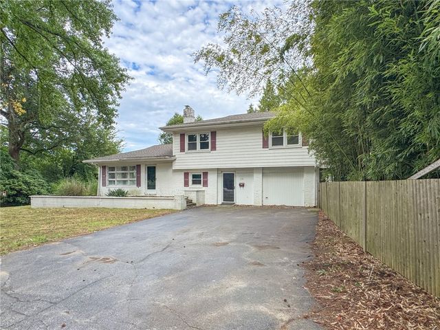 28 Hill Top Drive, Warwick, RI 02818