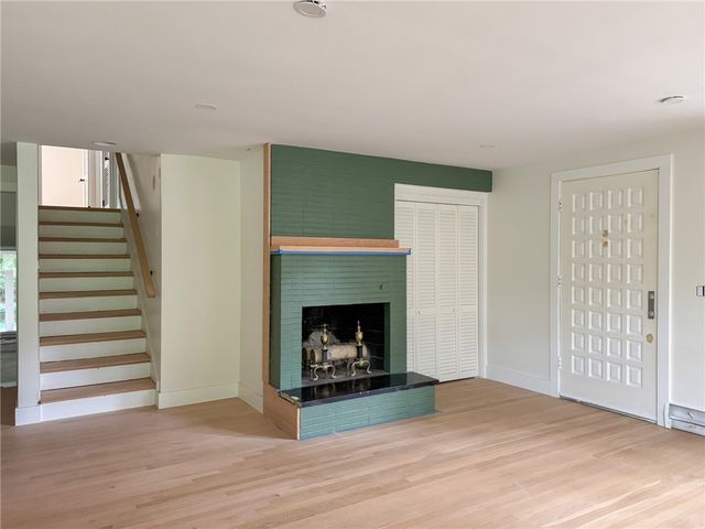 28 Hill Top Drive, Warwick, RI 02818