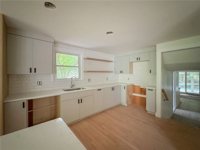 28 Hill Top Drive, Warwick, RI 02818