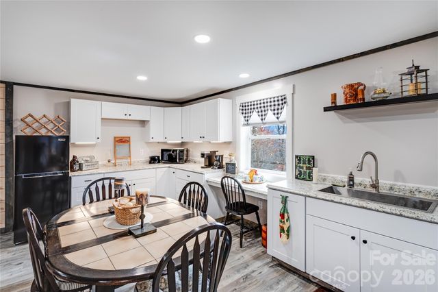 872 Mountainside Drive, Waynesville, NC 28786