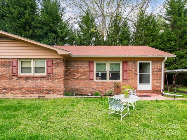 527 Glasgow Lane, Hendersonville, NC 28739