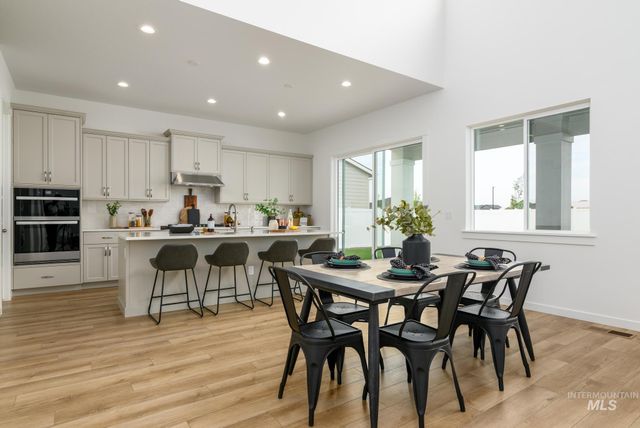 923 W Hammer Falls Dr, Meridian, ID 83642