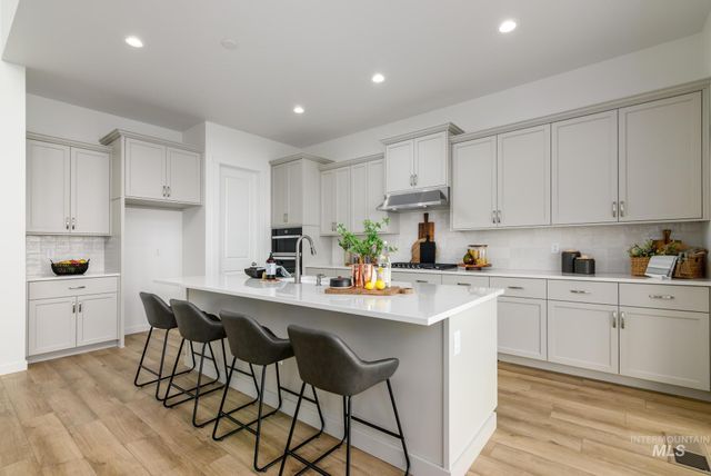 923 W Hammer Falls Dr, Meridian, ID 83642