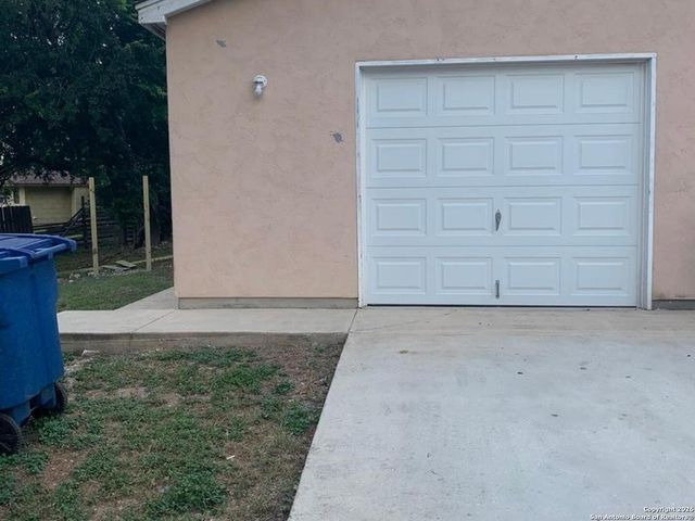 11252 CENTER POINT RD, San Antonio, TX 78233