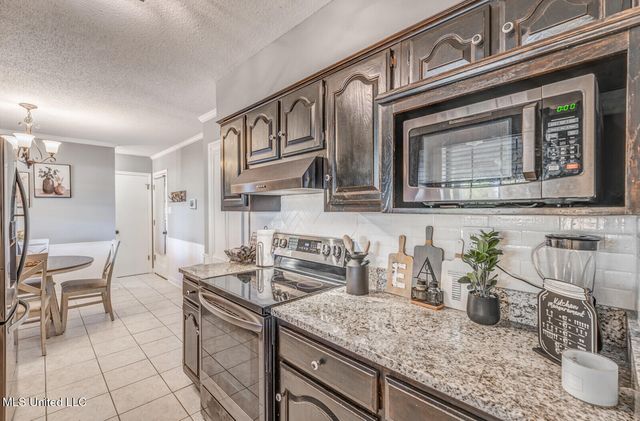 1690 Desoto Cove, Southaven, MS 38671