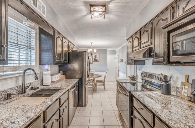 1690 Desoto Cove, Southaven, MS 38671