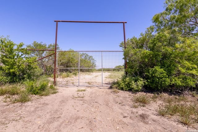 1305 FM 799, George West, TX 78022