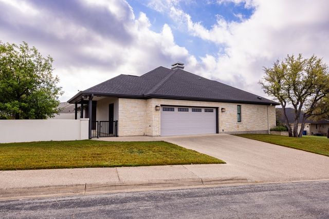 1804 Valencia Dr, Kerrville, TX 78028