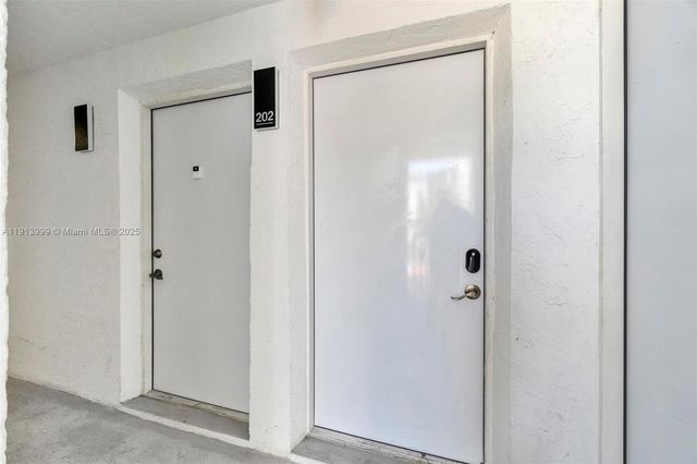 620 SW 10th St 202, Miami, FL 33130