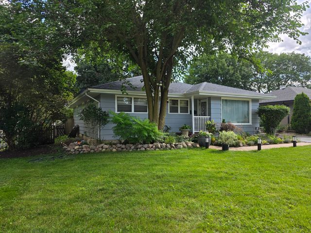605 E Maple Avenue, Mundelein, IL 60060