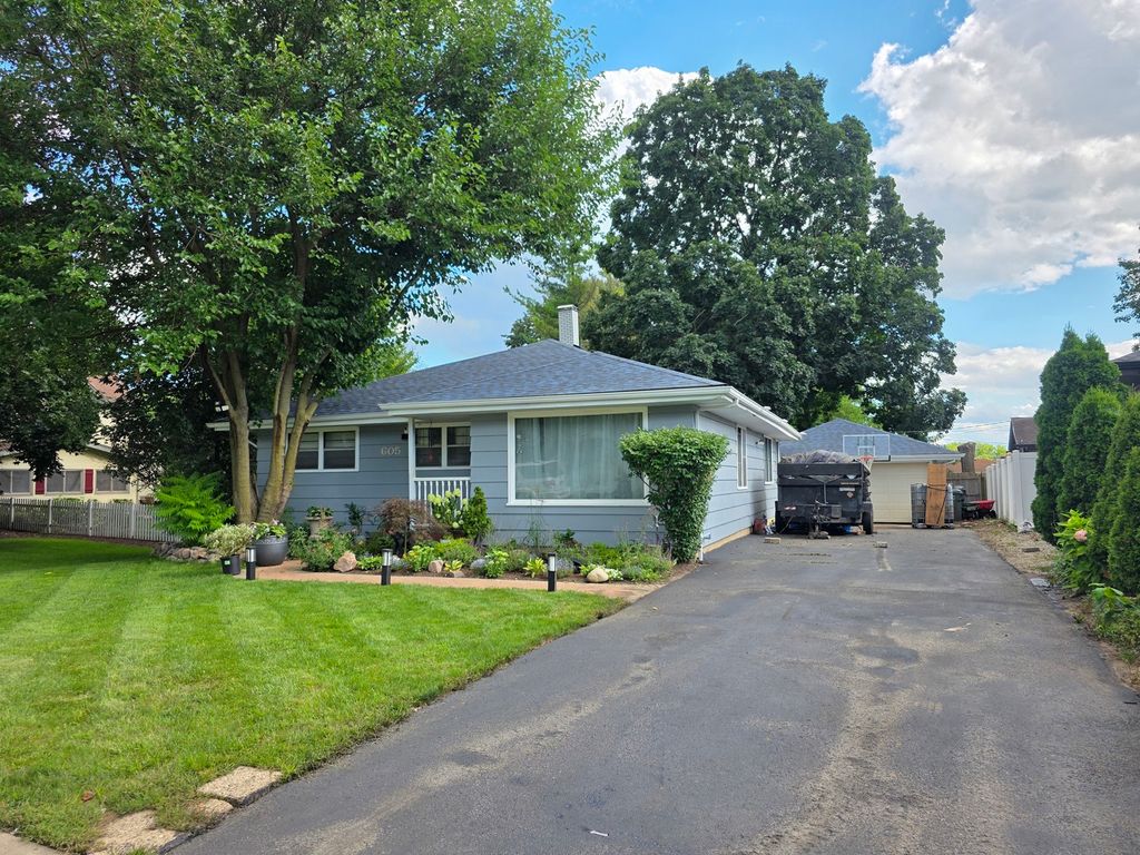 605 E Maple Avenue, Mundelein, IL 60060